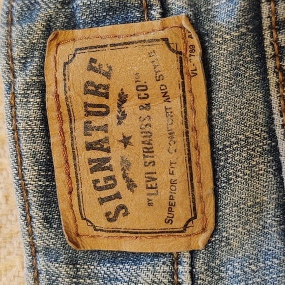 Signature by Levi Strauss Women's Low Rise Bootcut Jeans - Picture 5 of 7